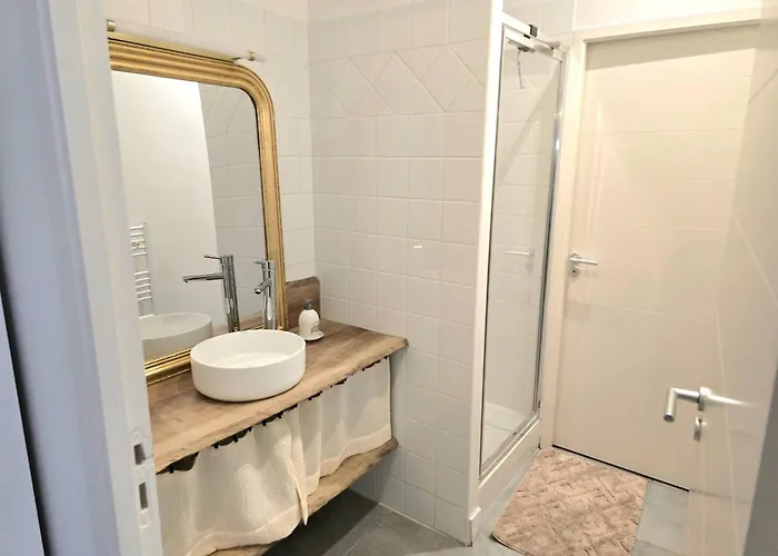 Le Coeur De Secteur Arenes Parking Offert ! شقة